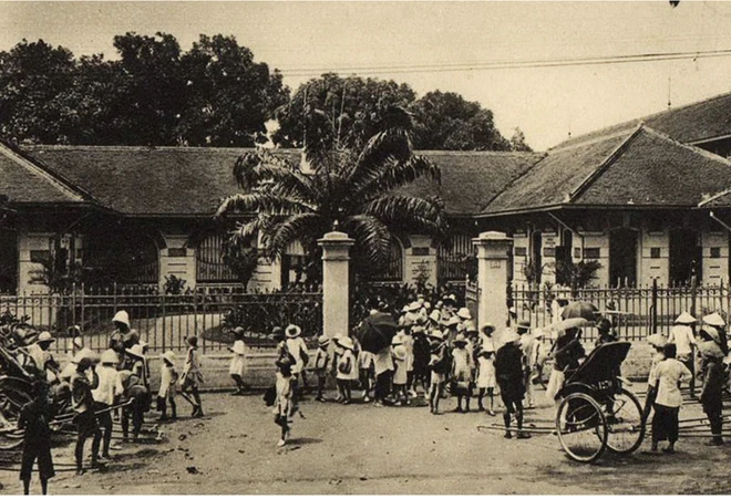 Trường nữ sinh Marie Curie (Lycée Marie Curie) được xây vào năm 1918 tại địa điểm trên đường Mac-Mahon (nay là Nam Kỳ Khởi Nghĩa). Ảnh cảnh tan trường nữ sinh Pháp Marie Curie.
