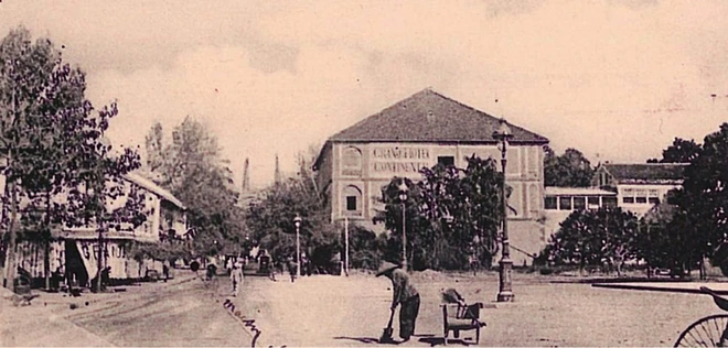 Tòa nhà thị sảnh thành phố và khách sạn Continental thế kỷ 19. Trong thập niên 1870 khoảng hơn 10 năm sau khi Pháp đến Sài Gòn và Nam Kỳ, người Pháp dân sự qua làm việc cho chính quyền Pháp hay qua làm ăn thương mại thường phải ở tạm vài nơi như khách sạn Favre trên đường Catinat nhưng vì nhu cầu cao nên thiếu chỗ. Ông Pierre Cazeau, một doanh nhân và thầu khoán, đã xây một khách sạn đối diện với khách sạn Favre, khách sạn mang tên là Continental. Vào cuối thế kỷ 19, tòa nhà này (nay là Khách sạn Continental) được dùng làm tòa thị sảnh thành phố trong một thời gian.