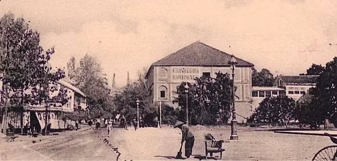 Tòa nhà thị sảnh thành phố và khách sạn Continental thế kỷ 19. Trong thập niên 1870 khoảng hơn 10 năm sau khi Pháp đến Sài Gòn và Nam Kỳ, người Pháp dân sự qua làm việc cho chính quyền Pháp hay qua làm ăn thương mại thường phải ở tạm vài nơi như khách sạn Favre trên đường Catinat nhưng vì nhu cầu cao nên thiếu chỗ. Ông Pierre Cazeau, một doanh nhân và thầu khoán, đã xây một khách sạn đối diện với khách sạn Favre, khách sạn mang tên là Continental. Vào cuối thế kỷ 19, tòa nhà này (nay là Khách sạn Continental) được dùng làm tòa thị sảnh thành phố trong một thời gian.