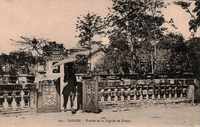 Cửa vào chùa Dakao (chùa Ngọc Hoàng) vào đầu thế kỷ 20. Chùa được xây để thờ Ngọc Hoàng Thượng đế, được dựng lên vào cuối thế kỷ 19 và đầu thế kỷ 20.