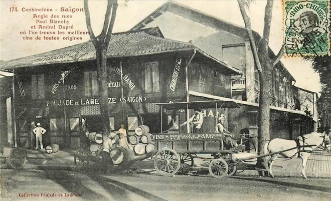 Tiệm bán rượu chát của ông Poujade de Ladevèze thành lập vào cuối thế kỷ 19 nằm ở góc đường Paul Blanchy (Hai Bà Trưng) và rue d’Amiral Dupré (Đông Du). Theo các tác giả sách, có lẽ đây là tiệm bán rượu chát phổ thông nhất Sài Gòn mà mọi giới có thể mua với giá phải chăng vào cuối thế kỷ 19.