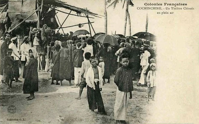 Người dân nô nức đi xem hát bội ngoài trời cuối thế kỷ 19.