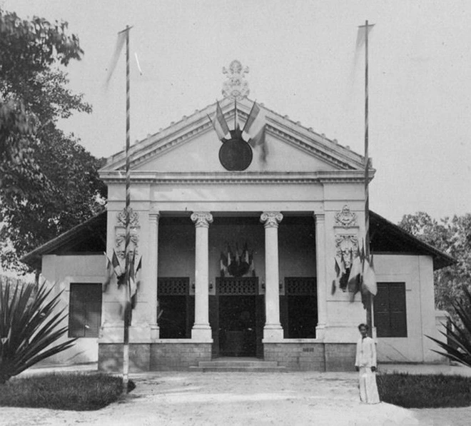 Trước khi Nhà hát thành phố (Théâtre municipale) bắt đầu xây vào cuối thế kỷ 19 và hoàn thành năm 1901, Sài Gòn đã có một nhà hát nhỏ ngay góc cạnh đại lộ Bonnard và đường Catinat (vị trí khách sạn Caravelle ngày nay).