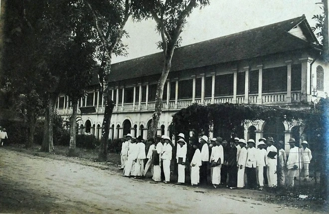 Trường Vẽ Gia Định (École de dessin Gia Định) được thành lập vào năm 1913, sau là Trường Mỹ nghệ Thực hành Gia Định (École des Arts Appliqués à Gia Dinh) (1920).