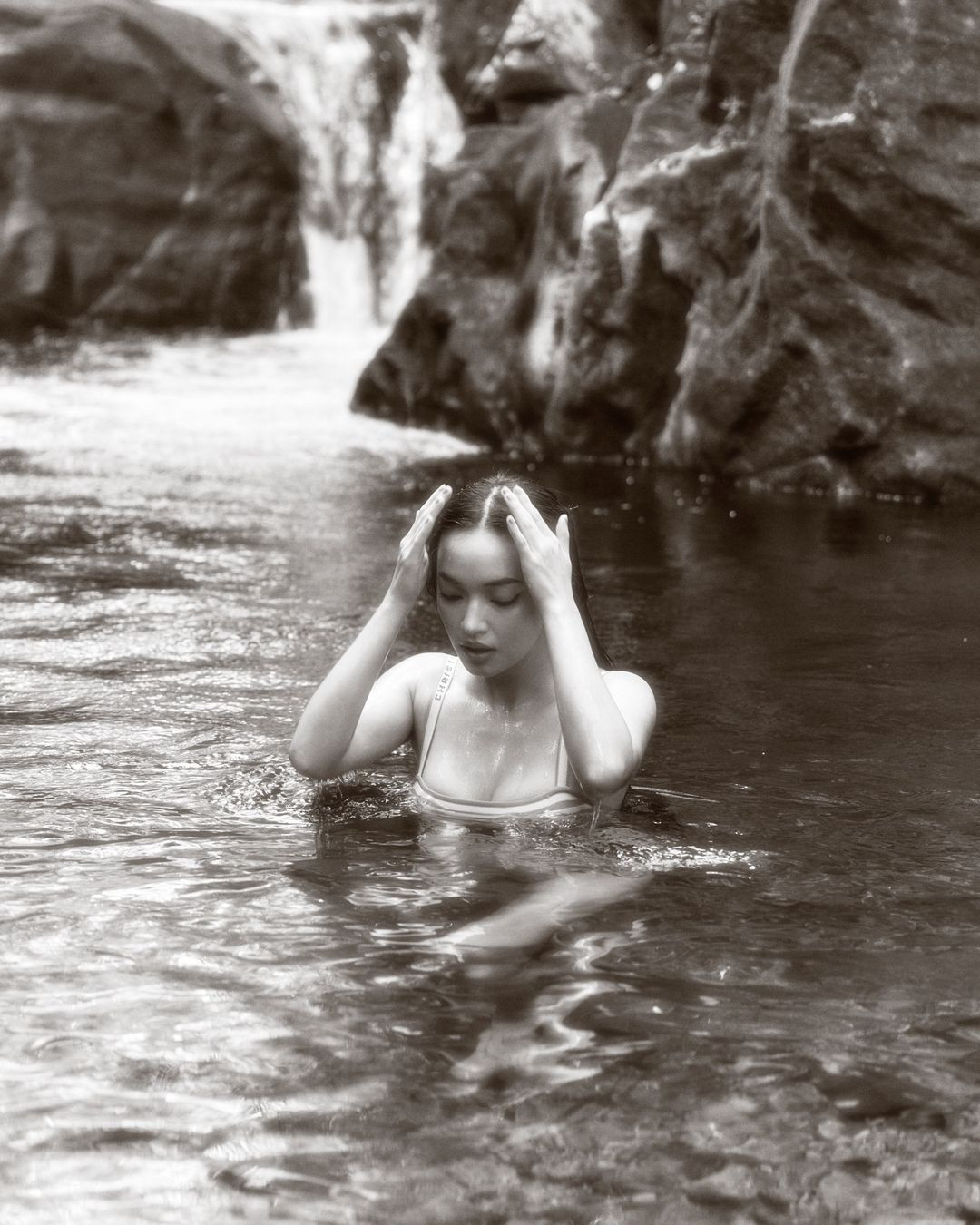 Dưới bài viết, nhiều người nhận xét, Châu Bùi ngày càng đẹp và các đường nét cô nàng thuộc hàng miễn chê.