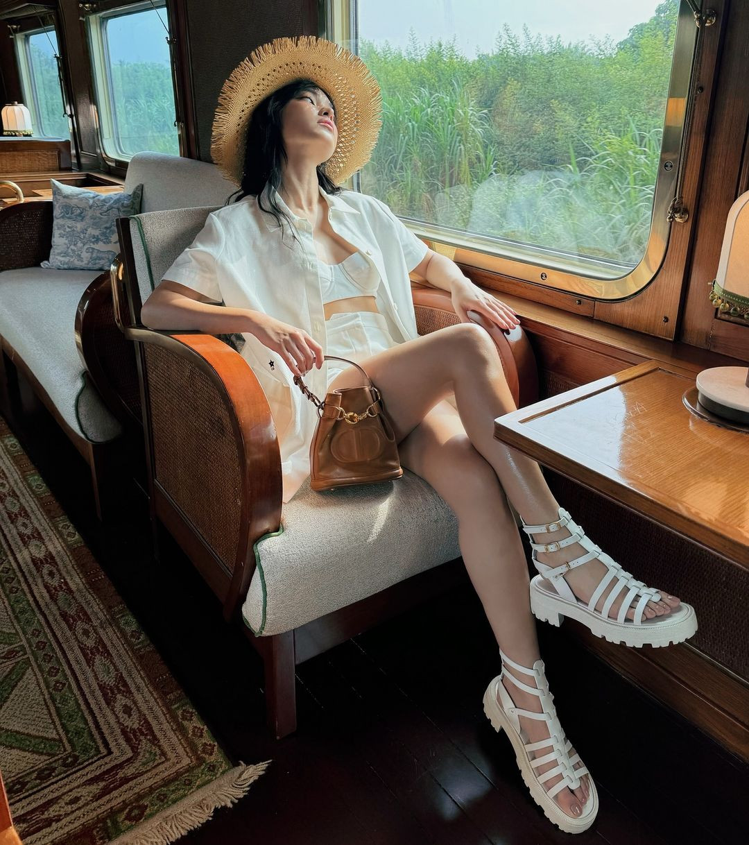 Cô nàng chủ yếu đăng ảnh về những BST thời trang mới và nhận về vô vàn lời khen từ các fan.