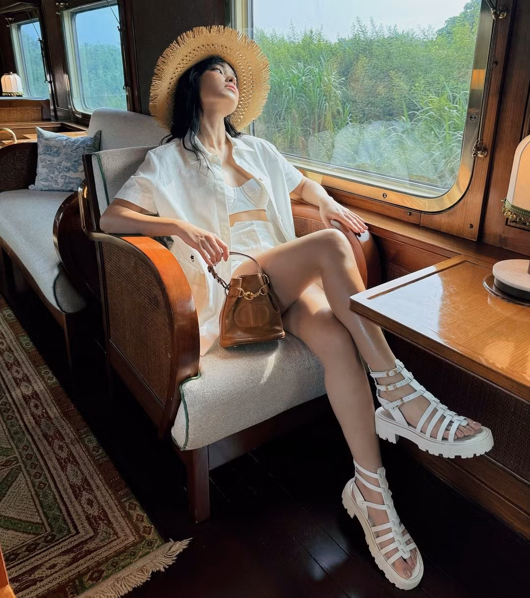 Cô nàng chủ yếu đăng ảnh về những BST thời trang mới và nhận về vô vàn lời khen từ các fan.