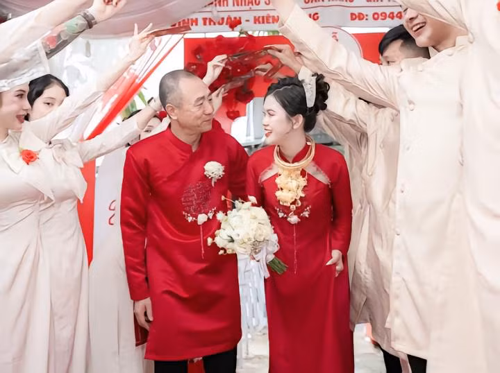 Chú rể người Hàn diện áo dài và thực hiện mọi nghi thức cưới theo phong tục người Việt Nam.