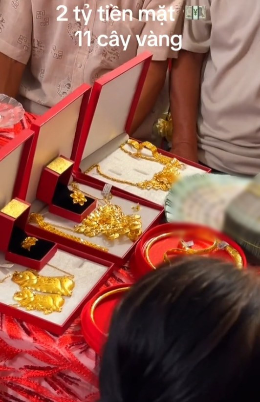 Theo như những hình ảnh được đăng tải trên MXH, loạt sính lễ khủng bao gồm 2 tỷ tiền mặt cùng 11 cây vàng.