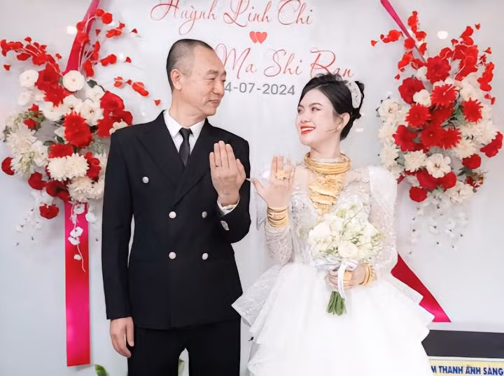 Nhiều người vô cùng tò mò về một đám cưới ở Tiền Giang, bởi ngoại hình cô dâu chú rể có sự chênh lệch khá lớn. Trong những bức hình được chia sẻ rộng rãi trên MXH, cô dâu trông chỉ vừa mới đôi mươi, tuy nhiên chú rể thì khá đứng tuổi.