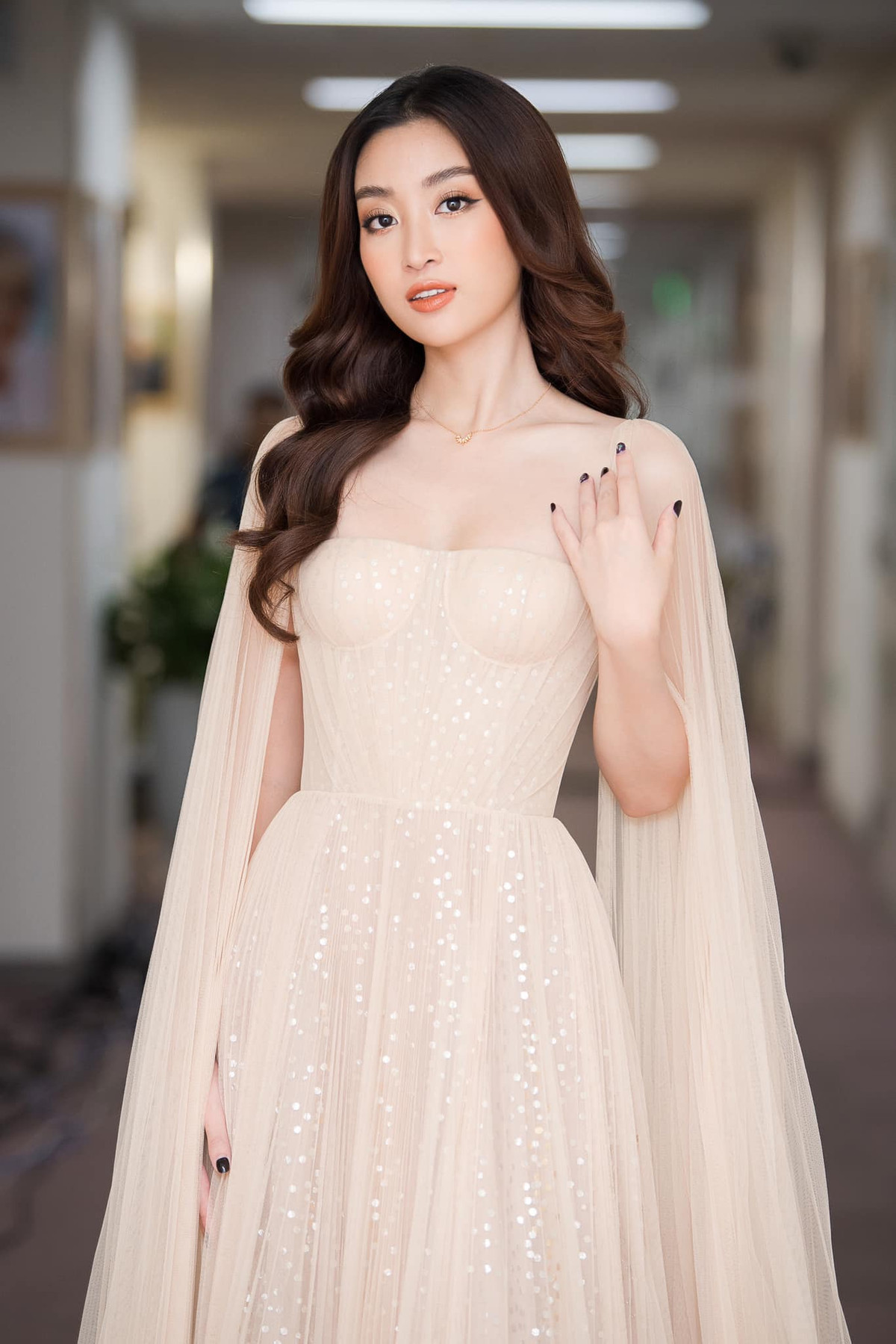 Dù rẽ ngang sang nghề báo, cô nàng được nhiều khán giả yêu mến vì thái độ cầu tiến, học hỏi, kính nghề cùng phong thái dẫn thu hút, ấn tượng.