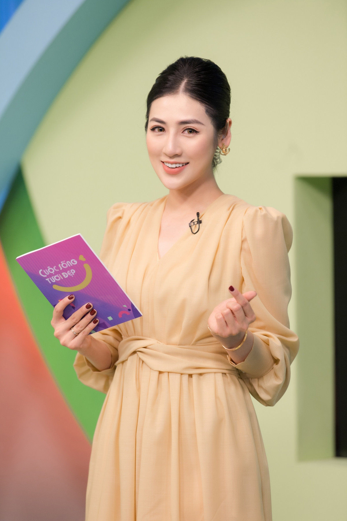 Á hậu Việt Nam 2012 Dương Tú Anh cũng là một trong những cái tên trong dàn người đẹp làm việc ở VTV.