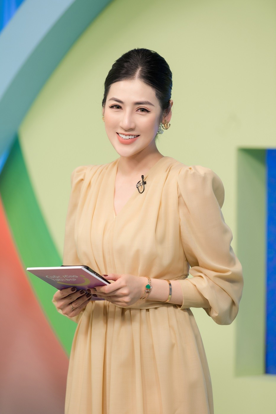 Năm 2022, cô quay trở lại với vai trò MC, dẫn dắt chương trình Cuộc sống tươi đẹp trên VTV3. (Ảnh: FBNV)