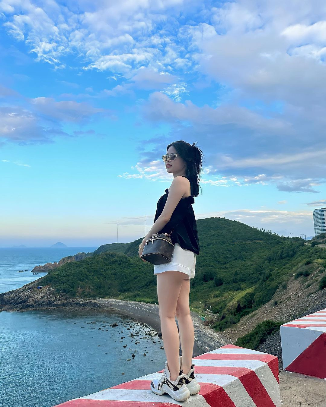 Trên Facebook cá nhân, Huỳnh Anh thi thoảng chia sẻ những khoảnh khắc diện đồ khoe vóc dáng nóng bỏng.