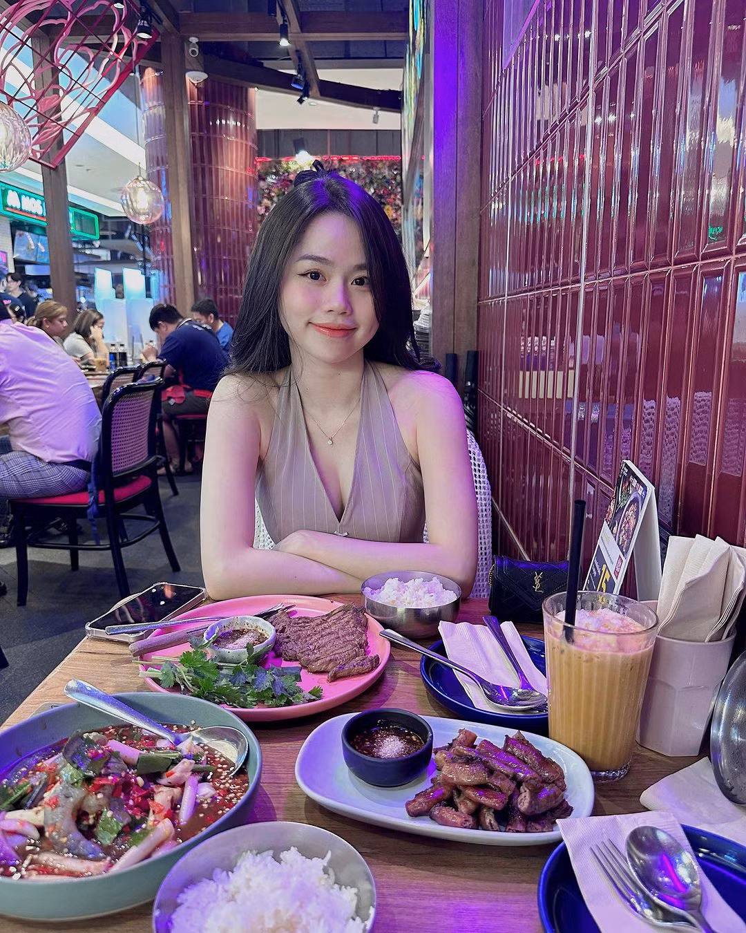 Huỳnh Anh được nhiều người biết đến khi hẹn hò với cầu thủ Quang Hải. Sau khi chia tay, cô nàng vẫn nhận được nhiều sự quan tâm khi làm một TikToker.