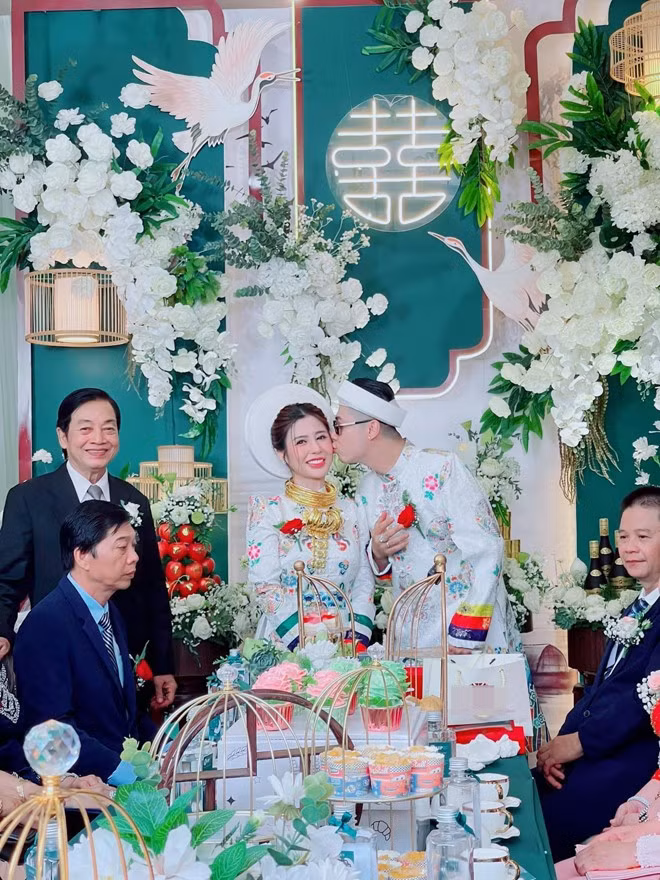 Được biết, cặp đôi nói trên là cô dâu Trương Ngọc sinh năm 1990 và chú rể Kỳ Phú sinh năm 1997, cặp đôi cùng ở Cần Thơ.