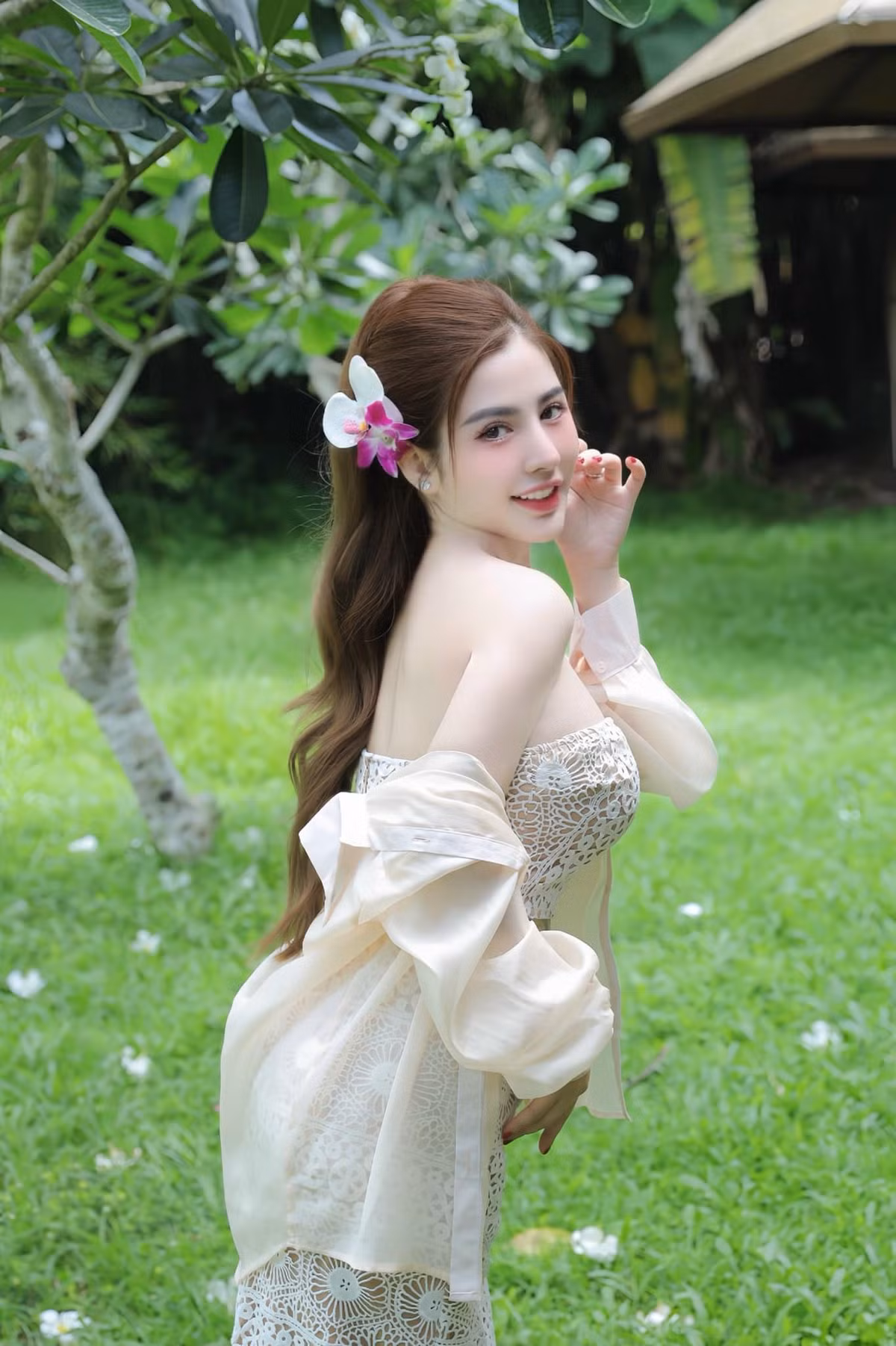 Ngọc Trương hiện là một chủ shop mỹ phẩm có tiếng, trang Facebook của cô nàng thu hút hơn 300.000 người theo dõi, chẳng thua kém một người nổi tiếng nào.