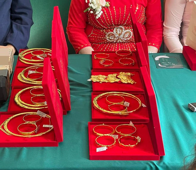 Trong lễ vu quy, Trương Ngọc nhận được của hồi môn gồm 500 triệu đồng tiền mặt, 20 cây vàng, 13 sổ hồng, 25 sổ tiết kiệm tổng trị giá 25 tỷ đồng, bông tai hột xoàn, nhẫn kim cương. Tổng giá trị quà cưới hơn 30 tỷ đồng.