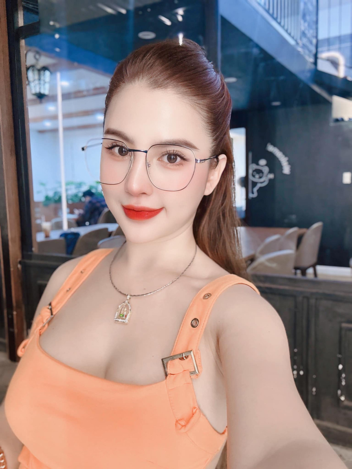 Sau này, Ngọc học theo mọi người tập tành livestream, bán hàng trên mạng. Ngọc hoạt bát lại ăn nói có duyên nên công việc thuận lợi ngoài sức tưởng tượng.