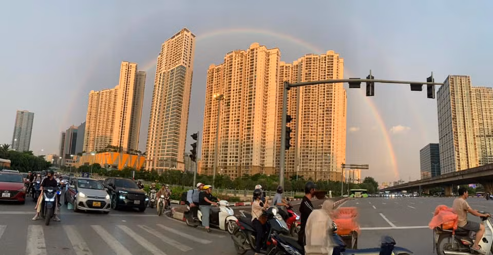 Cầu vồng kép cũng có thể là hiện tượng báo hiệu mưa lớn thậm chí dông lốc trong những ngày tới. Vì thế đây cũng có thể gọi là "cầu vồng báo bão".