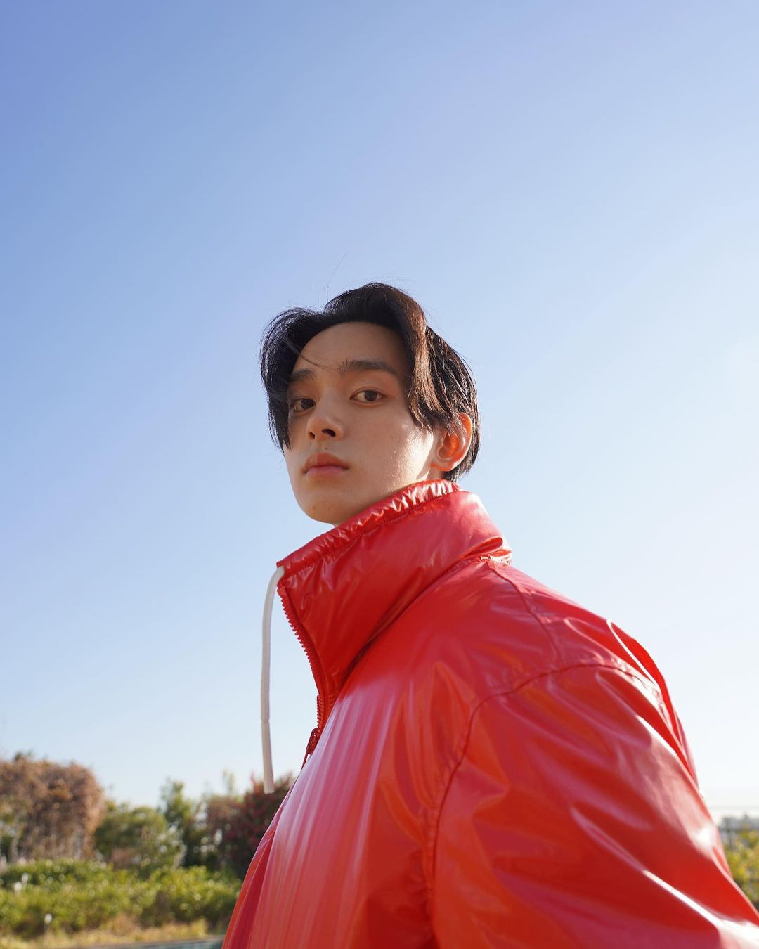 Được biết, cậu chàng sở hữu chiều cao 1m81, gương mặt điển trai đậm chất lãng tử. Gu ăn mặc của cậu cũng vô cùng đa dạng.