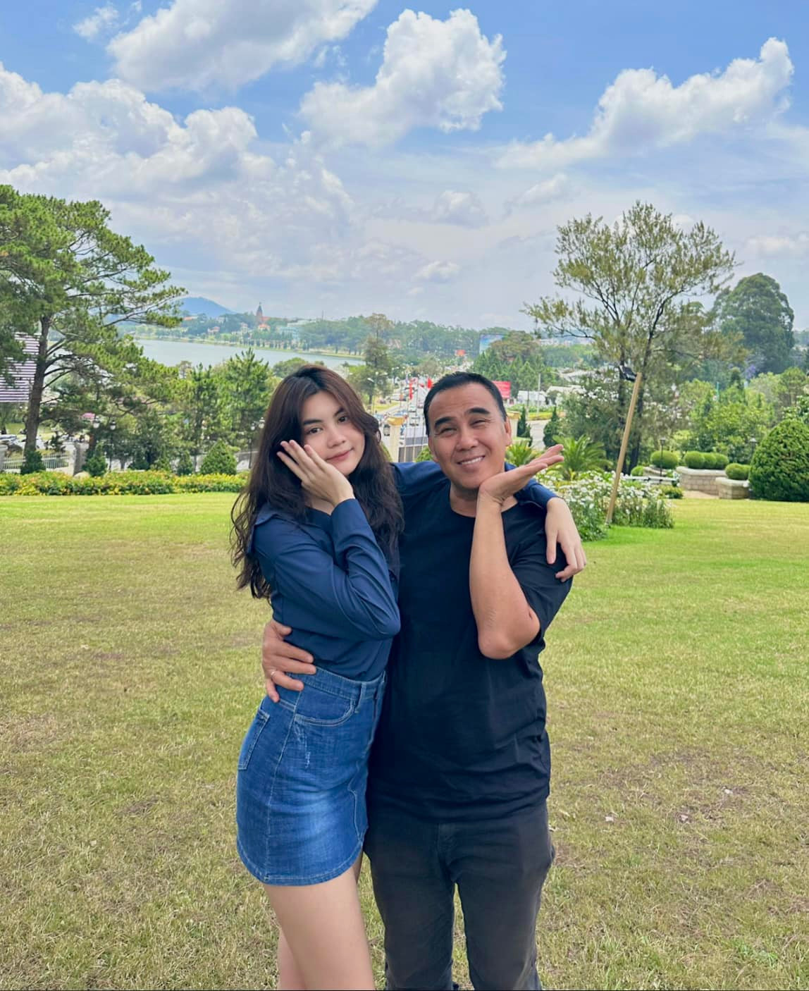 Nam MC thường xuyên đăng tải hình ảnh gia đình cùng 2 con gái của mình lên trang cá nhân.