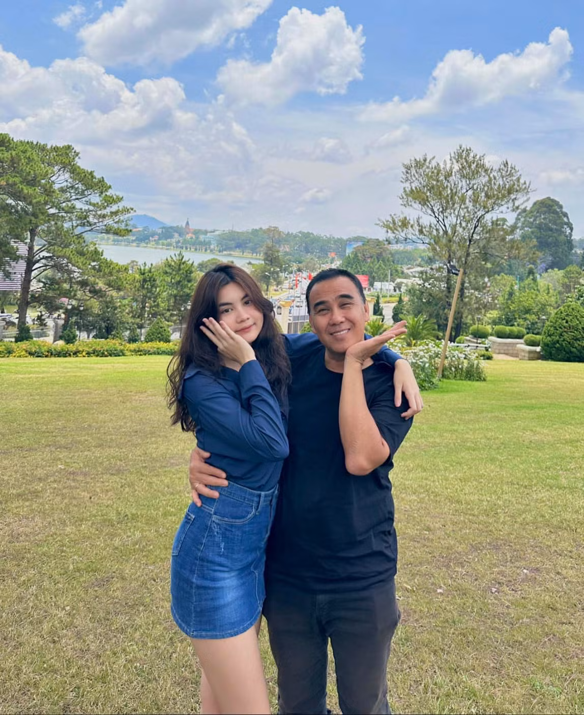 Nam MC thường xuyên đăng tải hình ảnh gia đình cùng 2 con gái của mình lên trang cá nhân.