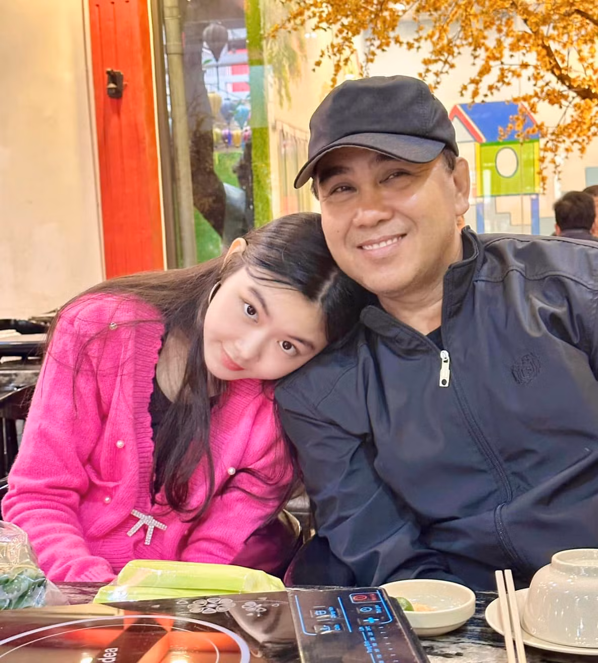 MC Quyền Linh được nhiều người mệnh danh là MC quốc dân bởi cách dẫn dắt duyên dáng, cùng những hành động nhân văn của anh trong nhiều chương trình dành cho những người có hoàn cảnh khó khăn.