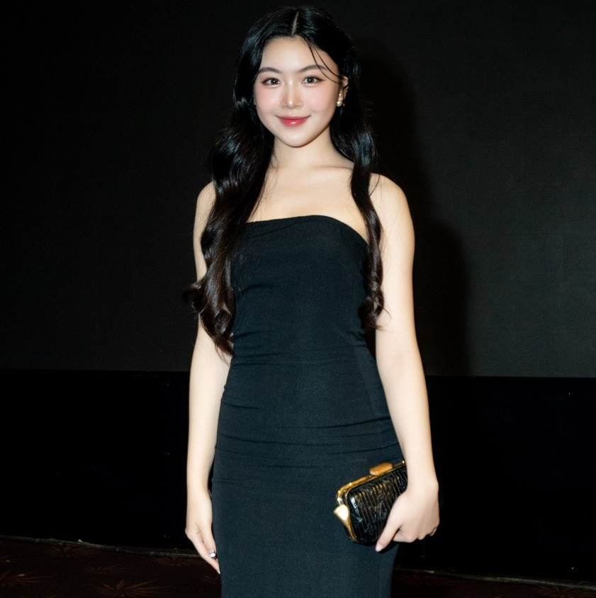 Nếu như cô chị cả Lọ Lem (tên thật Mai Thảo Linh) lựa chọn chiếc váy đen cúp ngực bó sát, khoe trọn vóc bờ vai trần nuột nà...