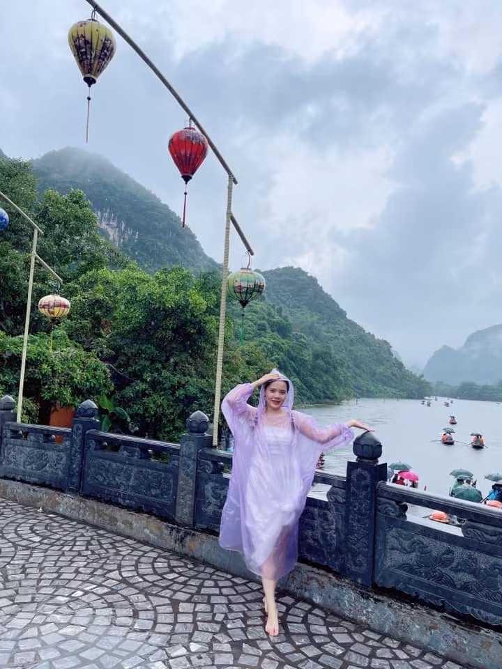 Cô gái này cũng không may mắn chọn đi du lịch Ninh Bình vào một ngày mưa. (Ảnh: Facebook)