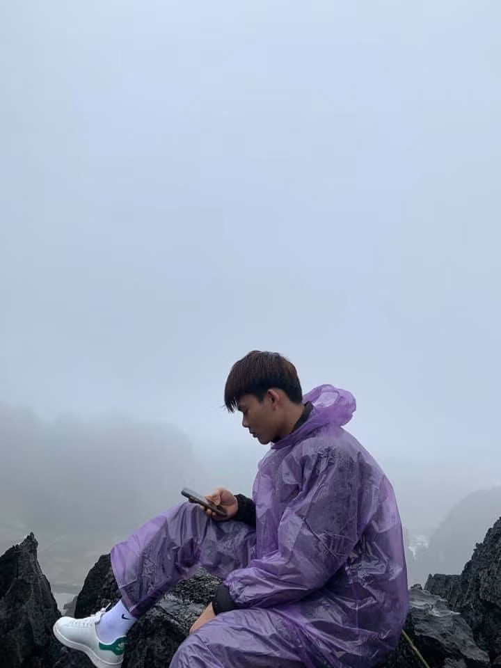 Vì thời tiết âm u, mưa phùn cả ngày, có lúc mưa nặng hạt nên nhóm bạn phải vừa mặc áo mưa vừa...tham quan.