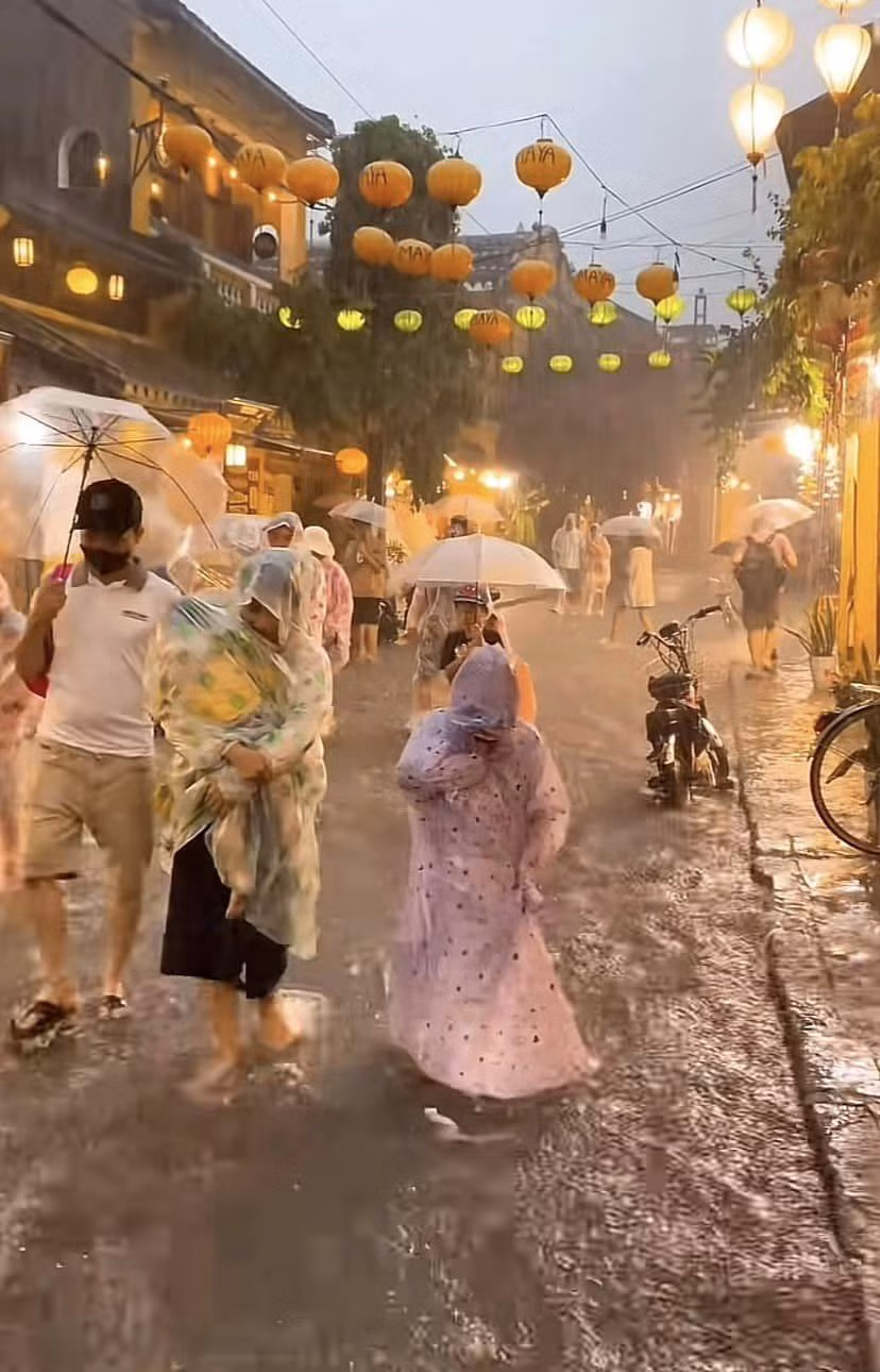 Đoạn video nhanh chóng trở nên viral, rất nhiều người đã vào bày tỏ không biết nên khóc hay nên cười: "Dành dụm cả năm, bố mẹ tích cóp ngày nghỉ để đưa con đi chuyến du lịch hè và cái kết", "trải nghiệm thú vị đấy, mấy ai được dạo phố cổ trong mưa đâu".