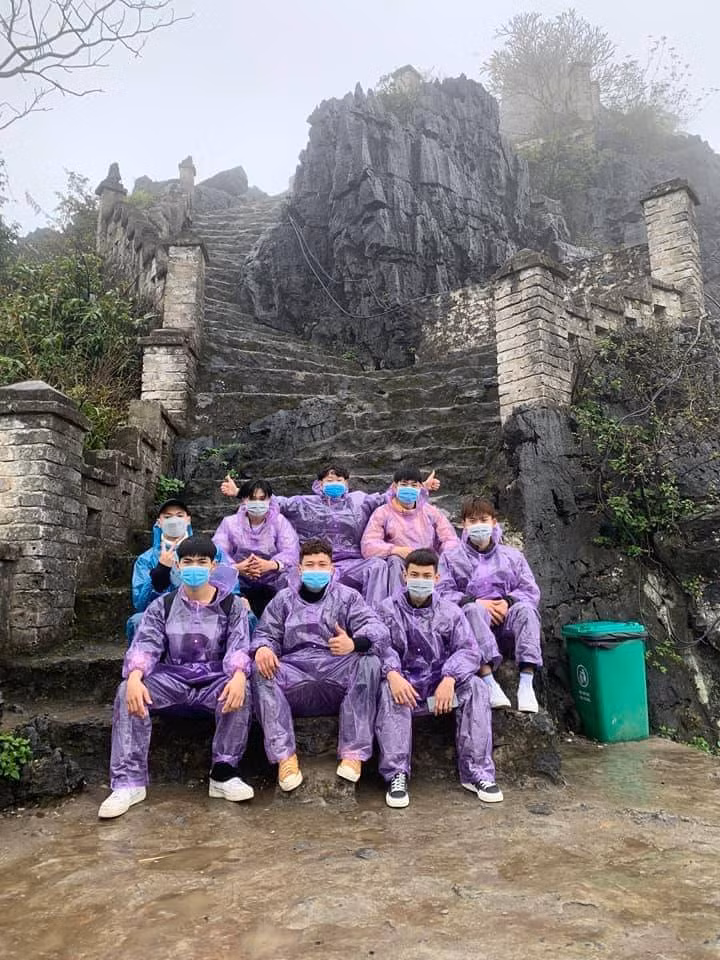 Trong hội nhóm review du lịch Ninh Bình, một nhóm bạn khác cũng đăng tải loạt ảnh check-in với đồng phục không thể độc đáo hơn - áo mưa.