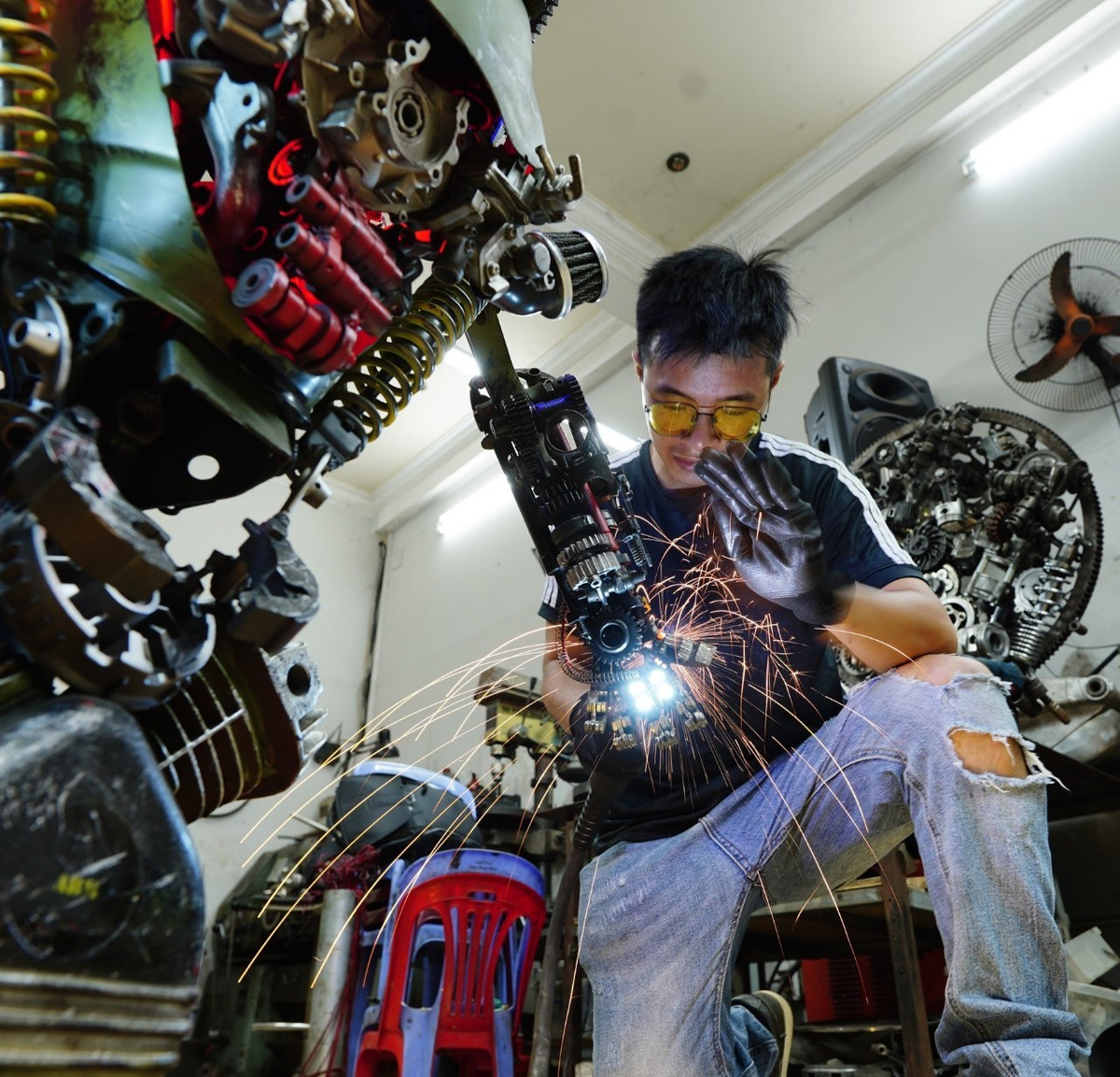 Anh Tuấn Anh đến với công việc decor cơ khí sau khi rời Đà Lạt (Lâm Đồng) xuống TPHCM. Tại đây, khi tình cờ xem trên mạng thấy người nước ngoài sắp đặt, ghép nối các linh kiện, chi tiết máy cũ thành những vật dụng trang trí độc đáo, lạ mắt, anh rất tò mò.