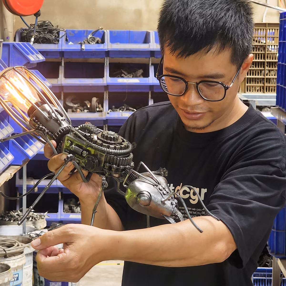 Bắt đầu từ năm 2018, hiện nay xưởng chế tạo sản phẩm cơ khí sắp đặt của anh Tuấn Anh cho ra đời những sản phẩm độc đáo, phức tạp với giá thành cao. Tuỳ kích thước, độ khó, các sản phẩm này có giá từ vài triệu đồng đến vài trăm triệu đồng.