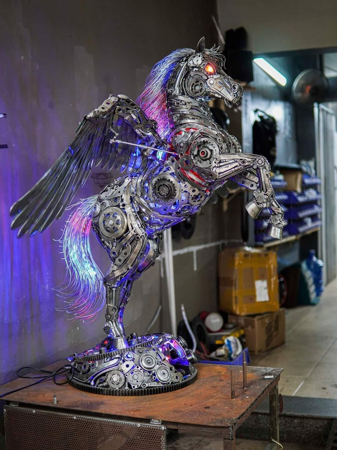 Đầu tiên, anh “sưu tầm” nguyên vật liệu từ các linh kiện cũ của xe máy, ô tô, khoan cửa, vòng sắt. Sau đó, anh sẽ phác thảo ý tưởng lên bản vẽ 2D và khung 3D. Tiếp đó, anh lựa chọn nguyên vật liệu phù hợp với bản vẽ rồi chế lại phụ kiện sao cho phù hợp với tỉ lệ và hình dáng của sản phẩm muốn tạo hình.