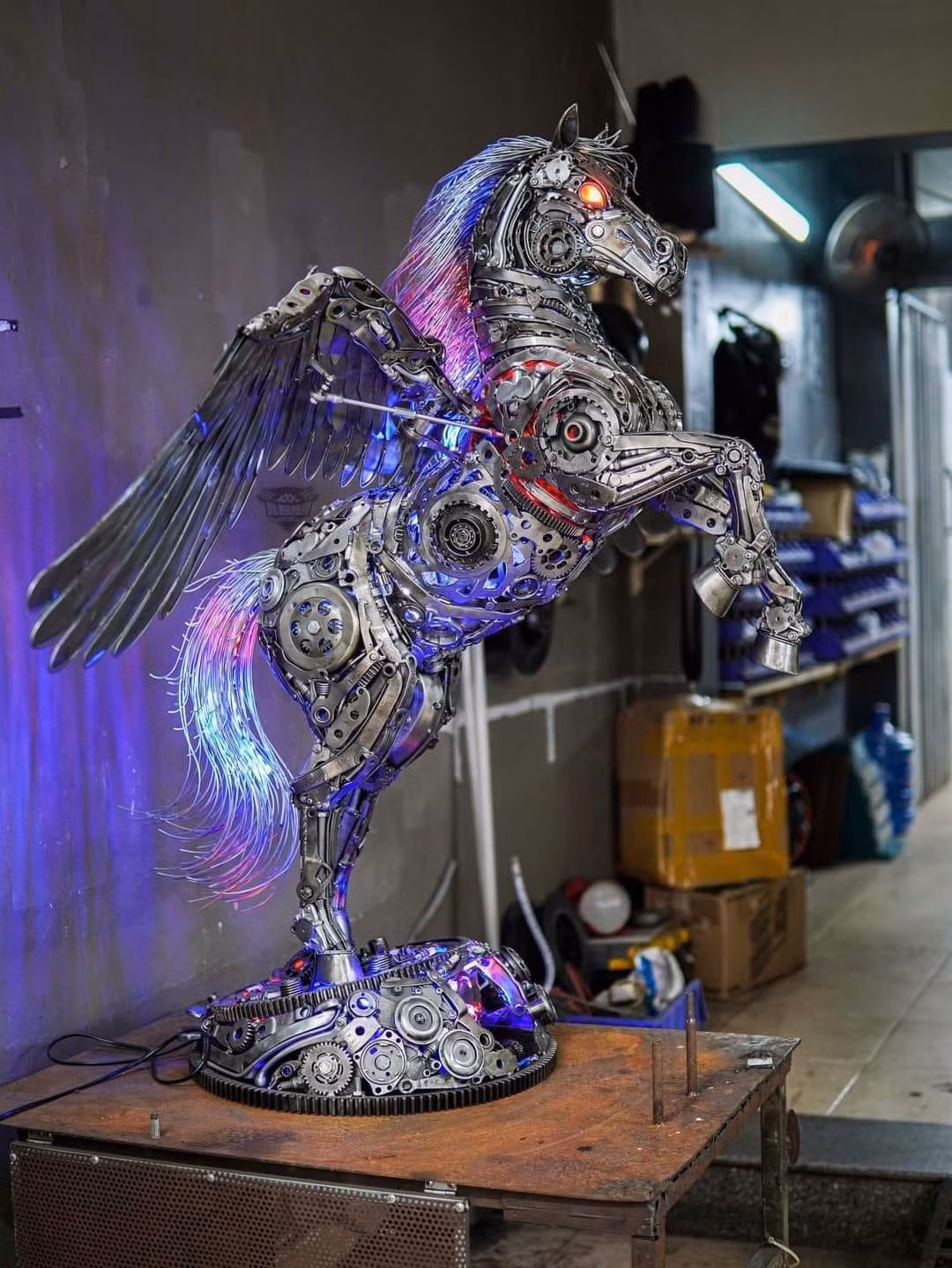 Đầu tiên, anh “sưu tầm” nguyên vật liệu từ các linh kiện cũ của xe máy, ô tô, khoan cửa, vòng sắt. Sau đó, anh sẽ phác thảo ý tưởng lên bản vẽ 2D và khung 3D. Tiếp đó, anh lựa chọn nguyên vật liệu phù hợp với bản vẽ rồi chế lại phụ kiện sao cho phù hợp với tỉ lệ và hình dáng của sản phẩm muốn tạo hình.