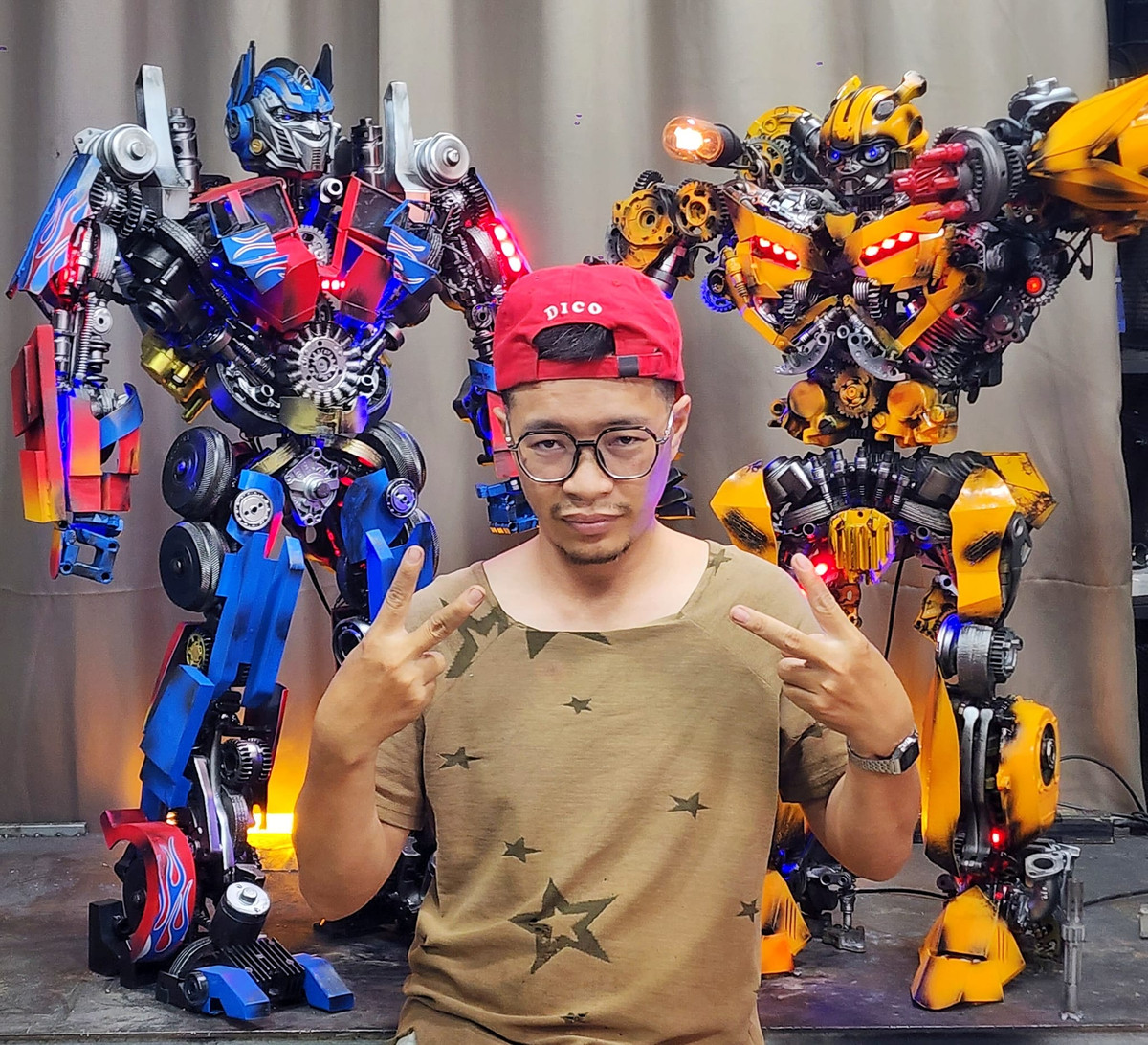 Không chỉ vậy, một số sản phẩm đạt mức giá trên 1 tỷ đồng như: mô hình bò tót, trực thăng, kỳ lân, robot bumblebee kích thước lớn, bức tường cơ khí tại các resort…