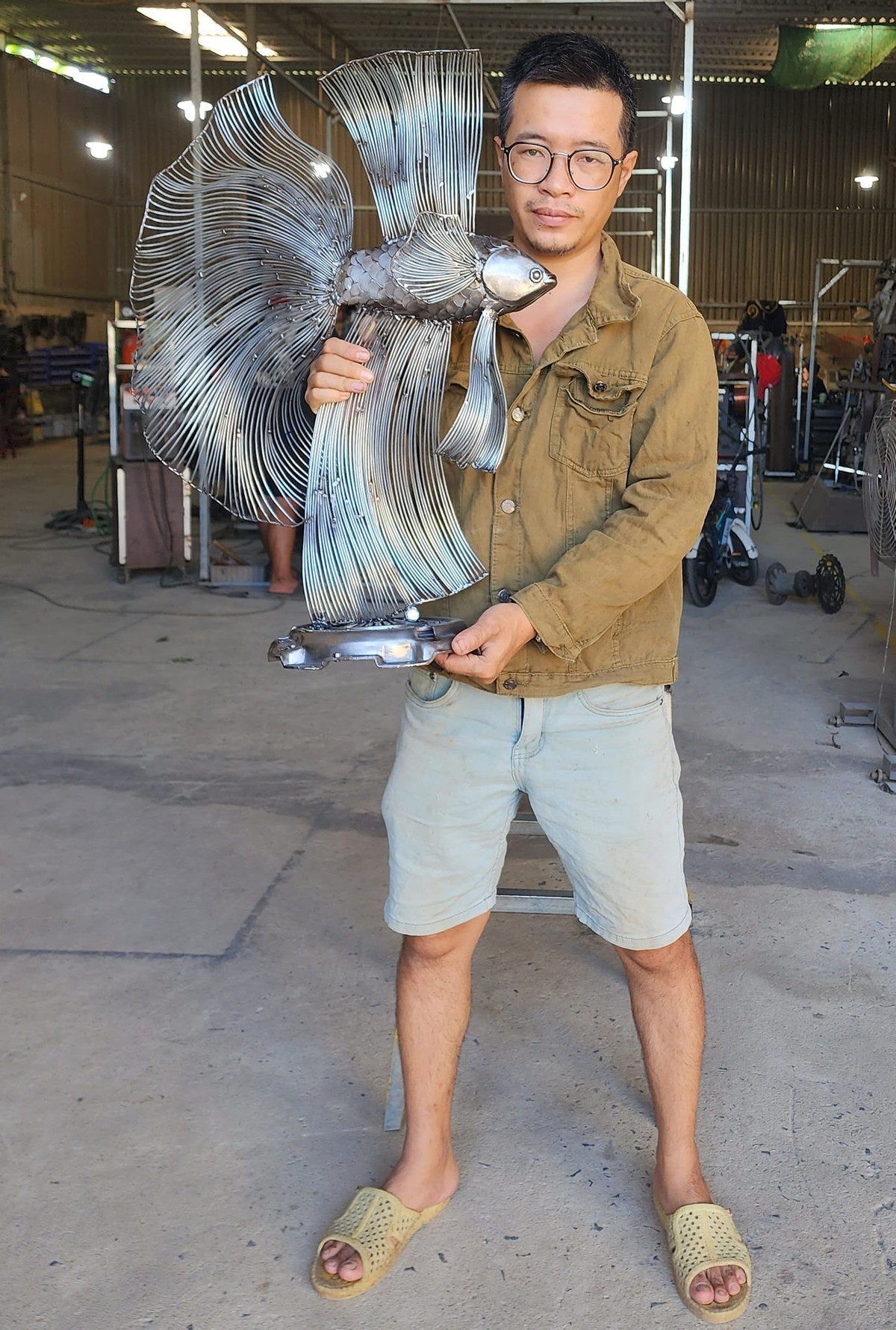 Trước khi trở thành ông chủ của xưởng chuyên trang trí cơ khí, Tuấn Anh từng theo học tại trường đại học danh tiếng. Thế nhưng, vì niềm đam mê chế tạo cơ khí, anh nghỉ học khi còn là sinh viên năm ba trước sự ngỡ ngàng của gia đình.