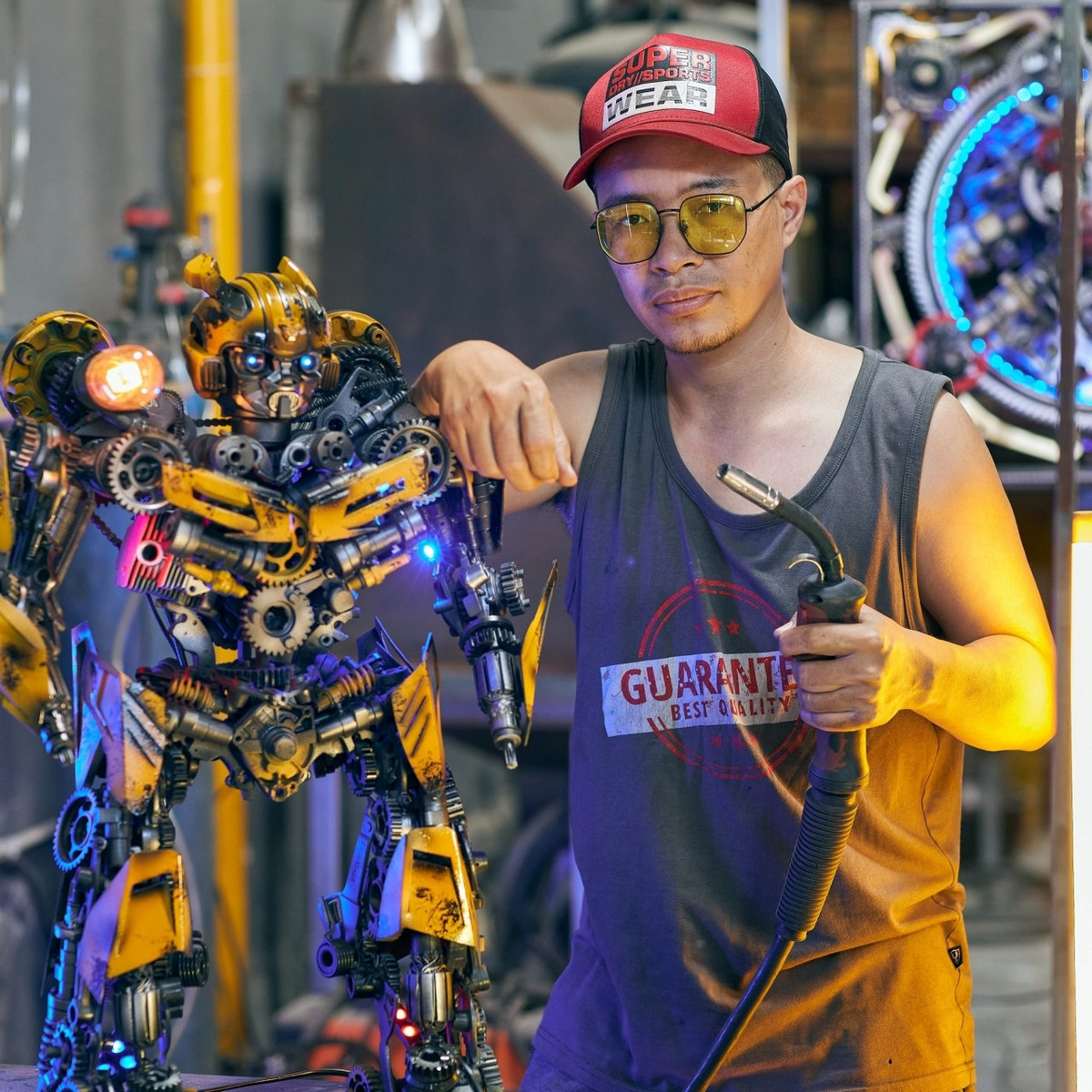 Anh Nguyễn Tuấn Anh (37 tuổi, TPHCM) được mệnh danh là "ông trùm kim loại" khi là tác giả của nhiều tác phẩm độc đáo làm từ linh kiện ô tô, xe máy.