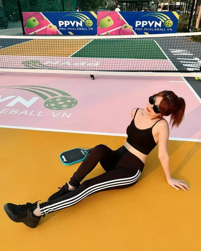 Cựu hot girl An Japan cũng đã gia nhập hội mê Pickleball. Dù diện đồ tập khá kín đáo song An Japan vẫn khiến người đối diện không thể rời mắt vì vóc dáng thon thả.