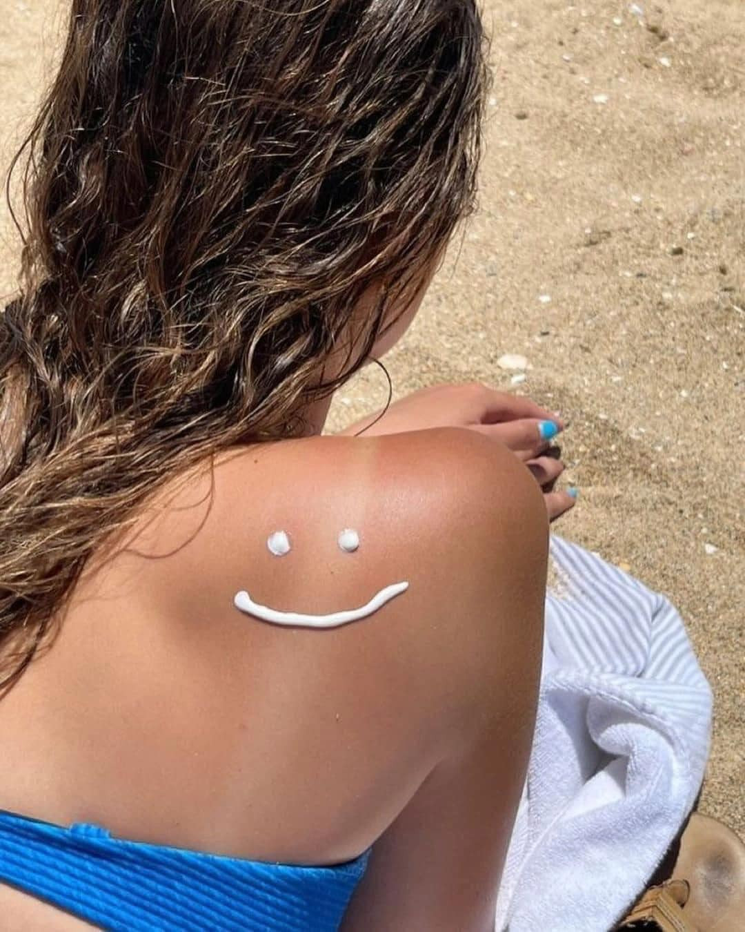 Đi biển thì phải bôi kem chống nắng rồi.