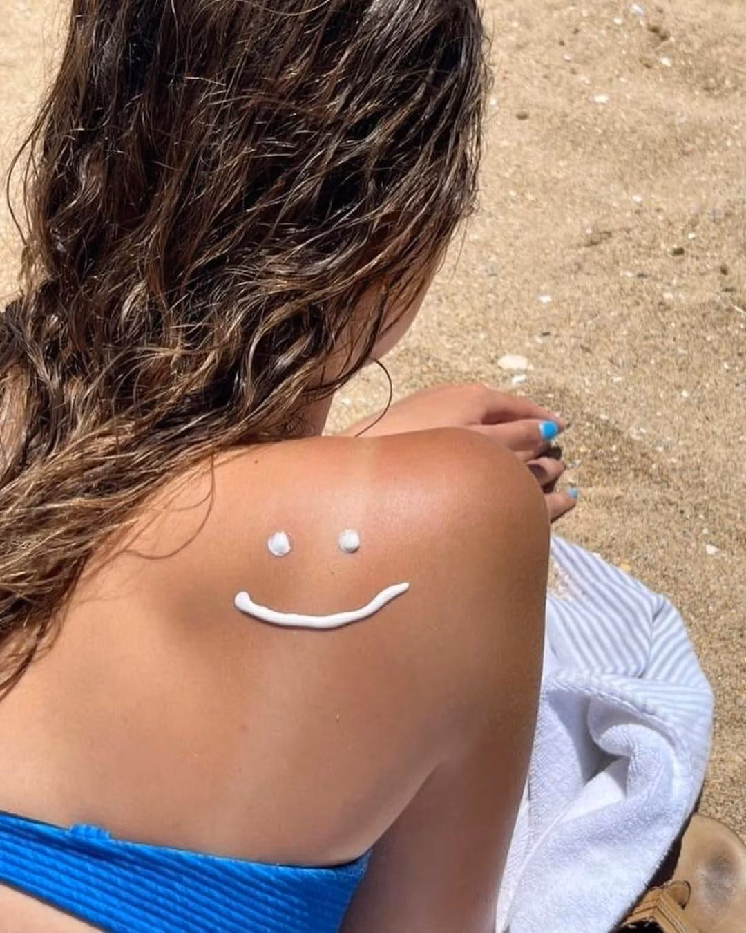 Đi biển thì phải bôi kem chống nắng rồi.