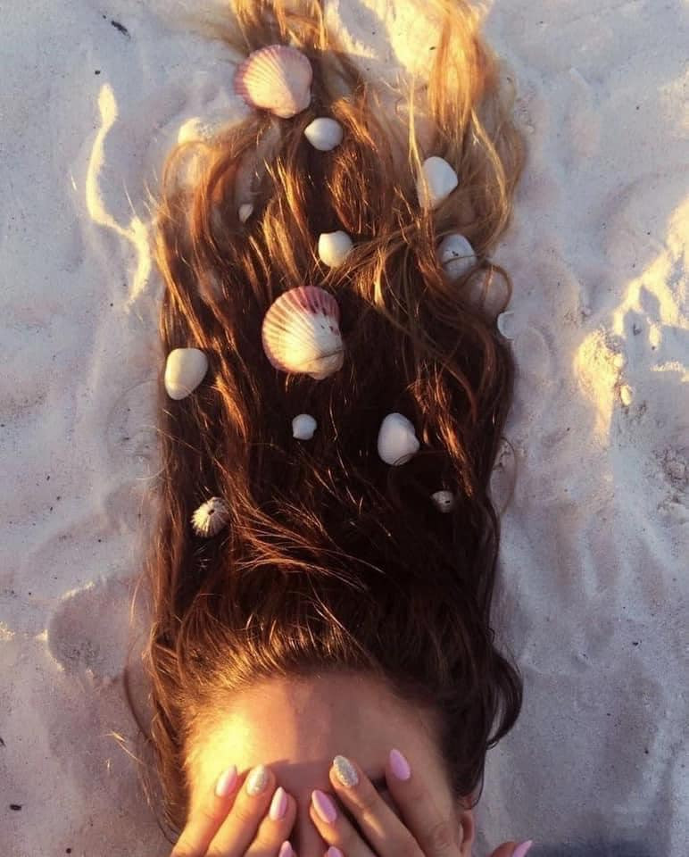 Chịu khó nhặt nhạnh một vài đạo cụ sẵn có trên bờ biển như vỏ sò, vỏ ốc là có ngay bức hình siêu nghệ này rồi.