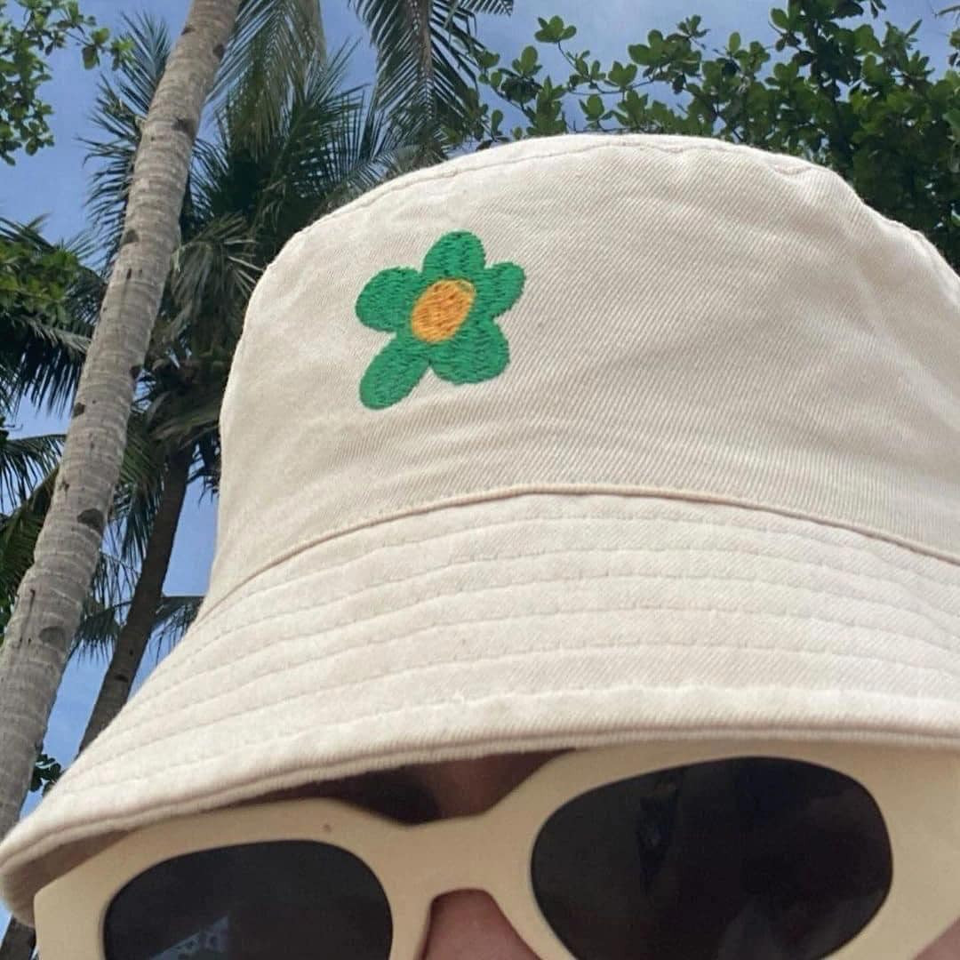 Cũng là selfie đó nhưng góc máy này thì vừa giấu được gương mặt, cũng hở vừa đủ để cho dân tình biết là chính chủ đang check-in ở biển xanh cát trắng nắng vàng.