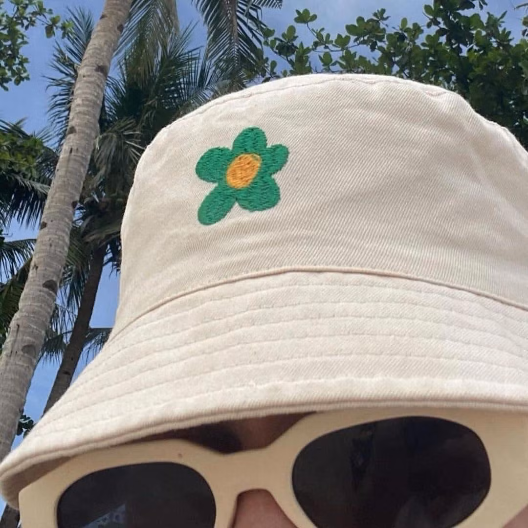 Cũng là selfie đó nhưng góc máy này thì vừa giấu được gương mặt, cũng hở vừa đủ để cho dân tình biết là chính chủ đang check-in ở biển xanh cát trắng nắng vàng.