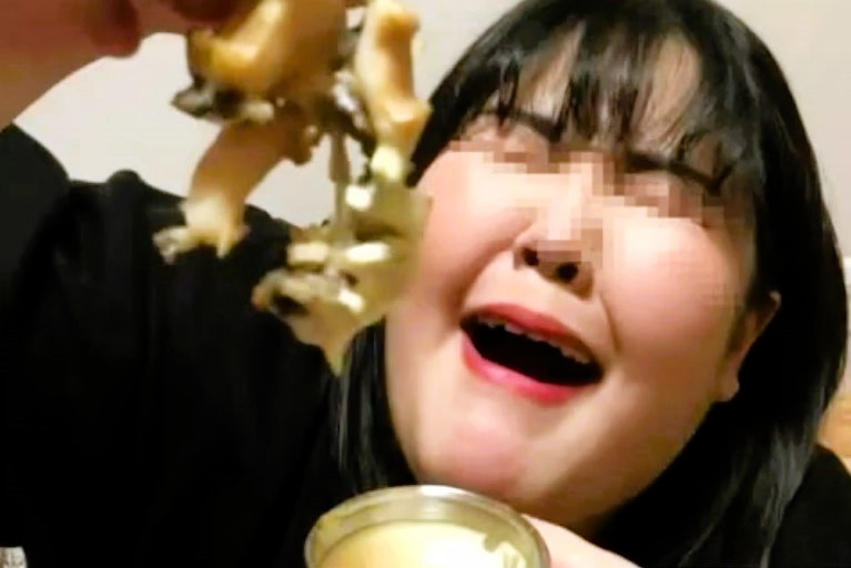 Trước sự việc đau lòng nói trên, cô từng phải nhập viện vì chảy máu dạ dày do ăn quá nhiều. Tuy nhiên sau khi xuất viện, cô nàng lại tiếp tục ăn uống và phát sóng.