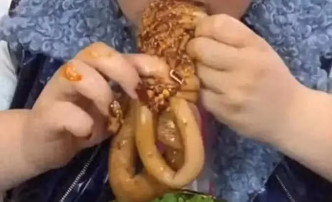 Trung Quốc từng cấm các livestream mukbang (quay cảnh ăn uống cho người khác xem) từ năm 2020, nhằm giảm lãng phí thực phẩm. Những người vi phạm có nguy cơ bị phạt tới 10.000 nhân dân tệ (1.400 USD). Mặc dù vậy, hàng nghìn người vẫn liều mạng thực hiện hành vi này để kiếm tiền.