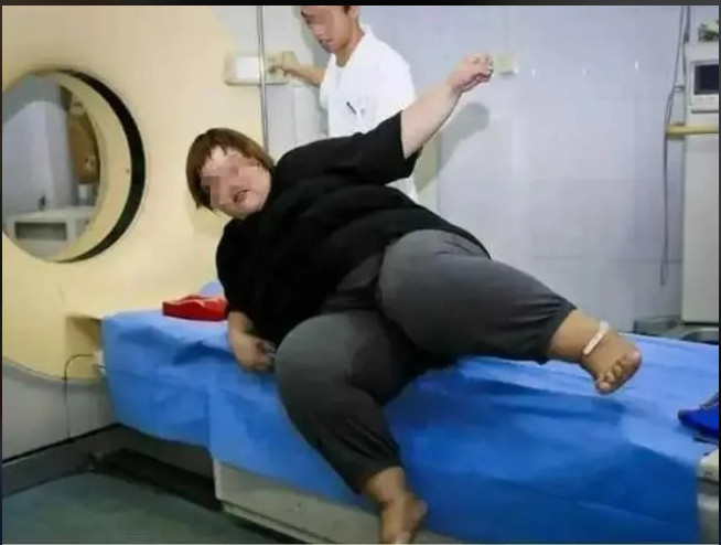 Ban đầu, cô gái ăn vài kikogam thực phẩm. Nhưng khi trở nên nổi tiếng, cô ăn nhiều lên, tới 10kg và hơn nữa. Cô bắt đầu phát trực tuyến hơn 10 giờ mỗi ngày và dần dần thu hút được một lượng lớn khán giả, cũng như nhận được nhiều quà tặng.