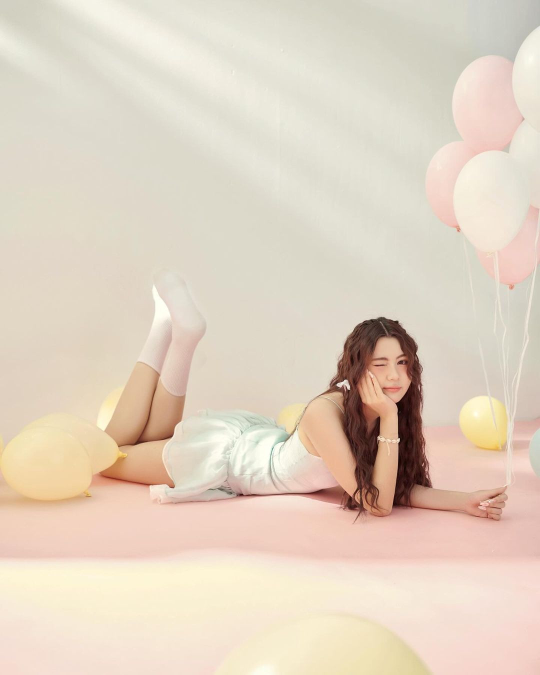 Con gái út nhà Quyền Linh sở hữu làn da trắng sáng mịn màng, đôi mắt to tròn và nụ cười rạng rỡ.